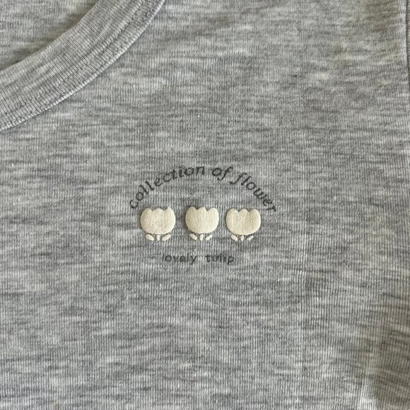 (2for$10) Grey Fitted Tee with Tulip Flower - Picture 4 of 12